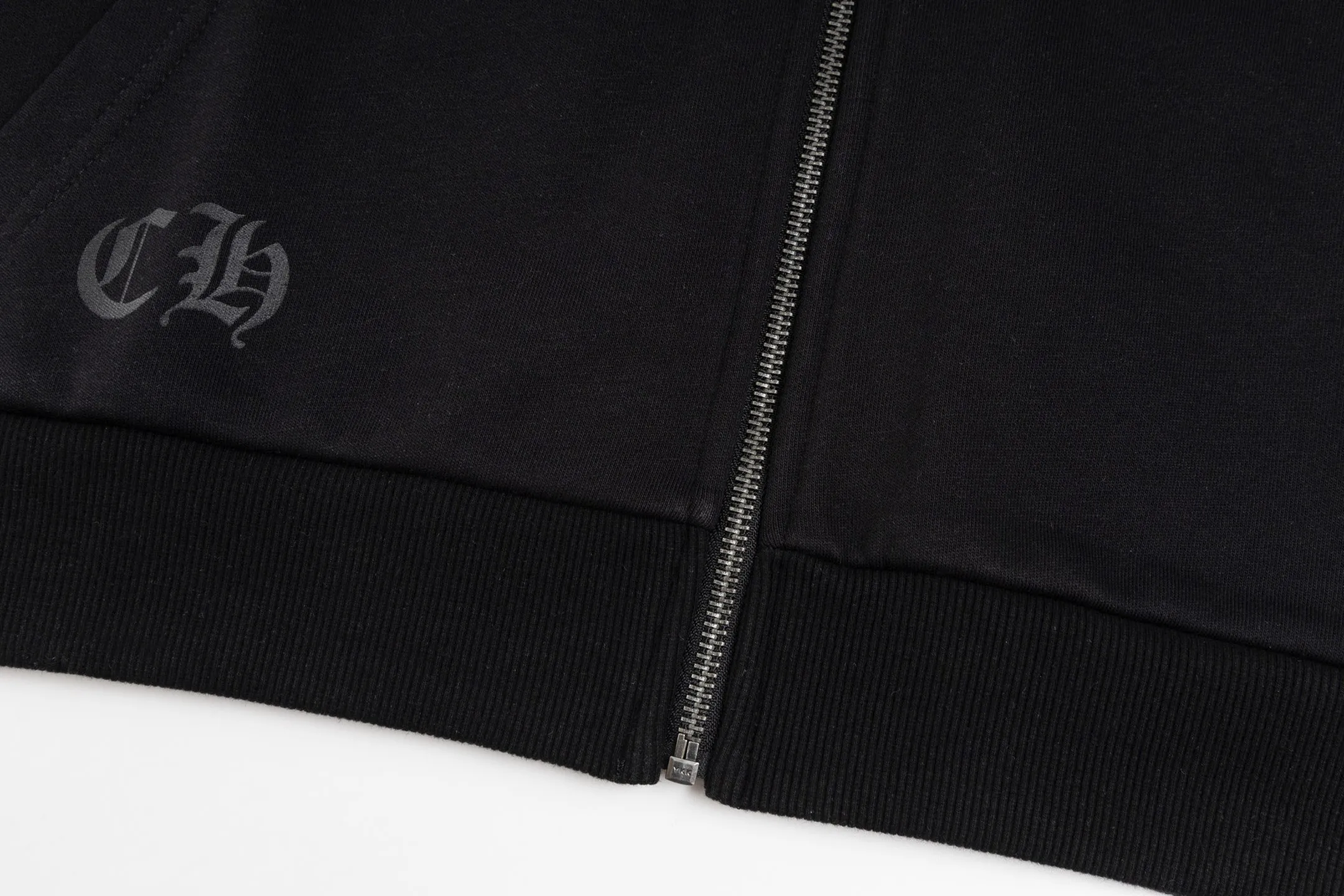🅿️520 [Exclusive supply] CH Crow Heart Horseshoe Unicorn Arm Hooded Jacket (Black) The original version was purchased and developed for 15,999. The fabric is made of 420g double-ply double yarn pure cotton terry fabric. The texture is thick and soft, comfortable and stylish to wear. The fabric has been specially treated to have good breathability and warmth, making it suitable for all seasons. The jacket adopts the imported machine white ink direct injection process, showing exquisite printing in multiple parts, including the iconic horseshoes, unicorn arms and Sanskrit patterns, and the details are processed to perfection. The whole product is produced on the assembly line of a large factory, with exquisite workmanship and fine and neat stitching. The version is designed in a loose oversize style and can be worn by both men and women, making it an ideal choice for couples. The zipper closure makes it easy to put on and take off, and the hooded style adds a casual feel. This jacket has been strictly controlled from fabric selection to production process, making it extremely valuable for both daily wear and collection. Size:S-M-L